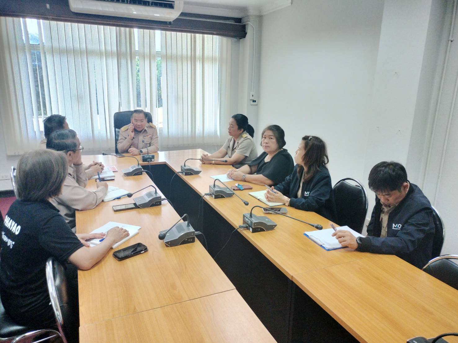 จังหวัดพะเยา ติดตามสถานการณ์พลังงาน บูรณาการทุกภาคส่วนเฝ้าระวังการจำหน่ายน้ำมันเชื้อเพลิงอย่างใกล้ชิด ย้ำห้ามกักตุนหรือฉวยโอกาสขึ้นราคา  