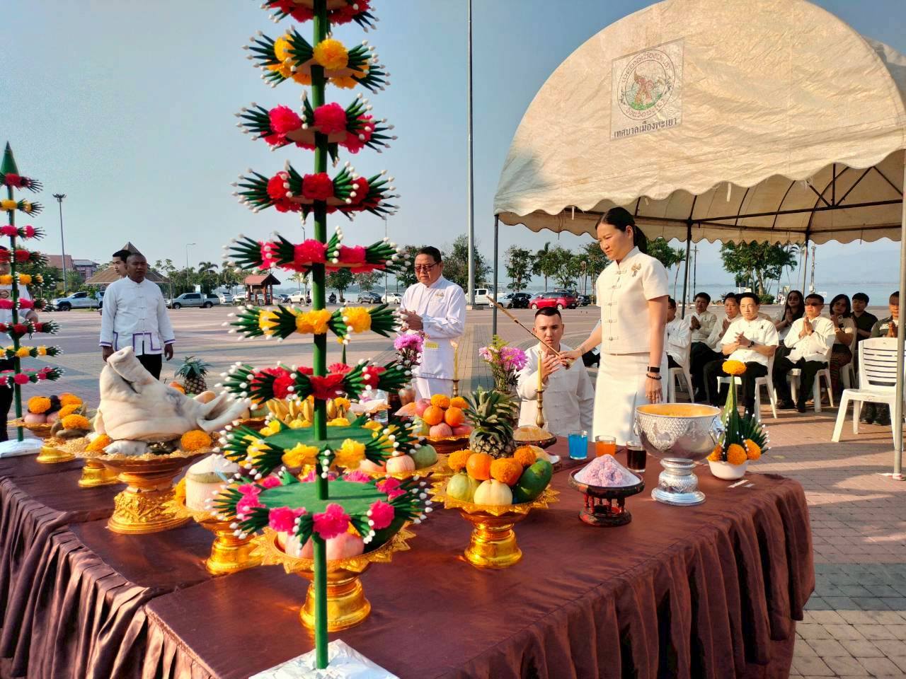 ผู้ว่าฯ พะเยา นำข้าราชการและประชาชนถวายเครื่องสักการะ &ldquo;พ่อขุนงำเมือง&rdquo; เพื่อความเป็นสิริมงคล หลังเสร็จสิ้นงานบวงสรวงและงานกาชาด ประจำปี 2569 