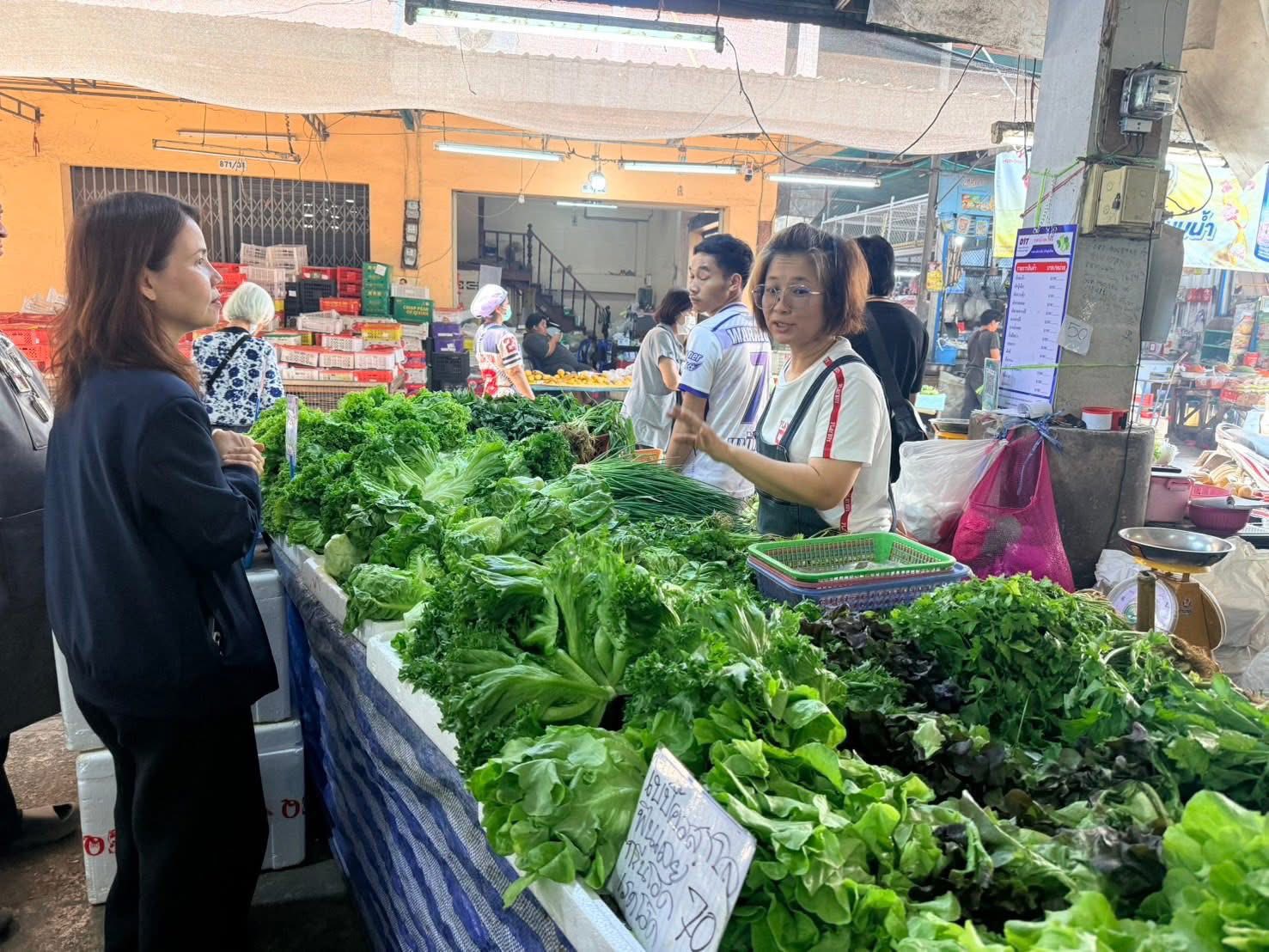 พาณิชย์พะเยา ลงพื้นที่ตรวจติดตามสถานการณ์ราคาสินค้าอุปโภคบริโภค สร้างความมั่นใจให้ประชาชน
