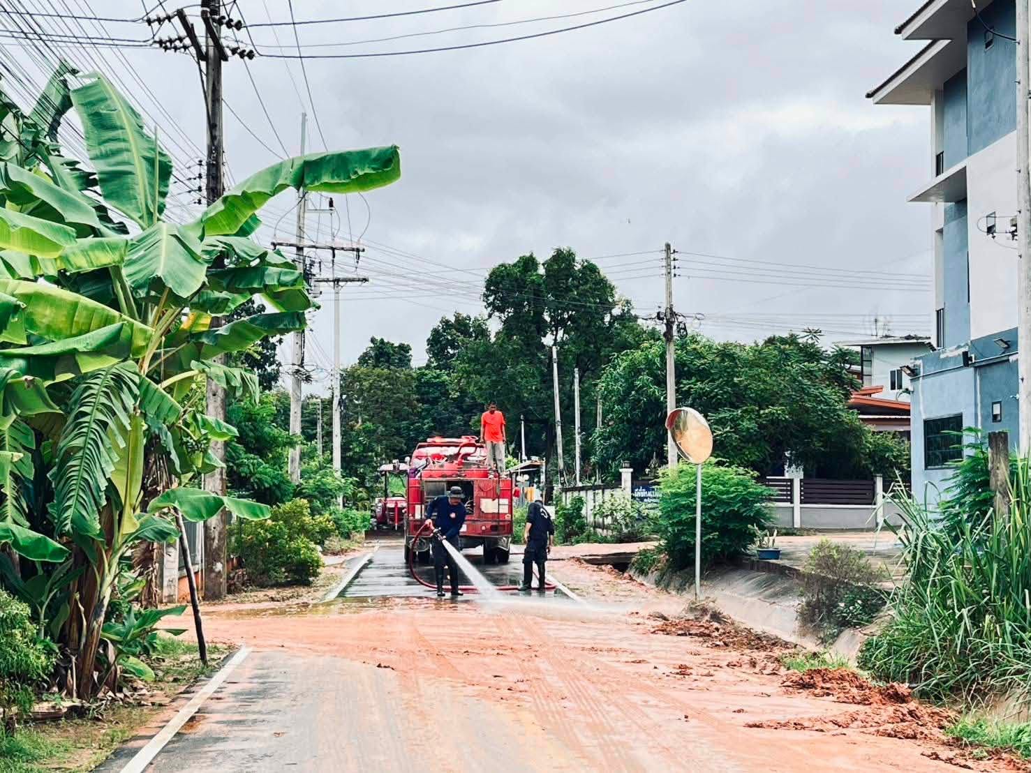 อำเภอเมืองพะเยา เร่งสำรวจความเสียหายหลังฝนตกหนัก พร้อมส่งเจ้าหน้าที่เข้าช่วยเหลือประชาชนเบื้องต้น ล่าสุดระดับน้ำลดลงเข้าสู่ภาวะปกติแล้ว
