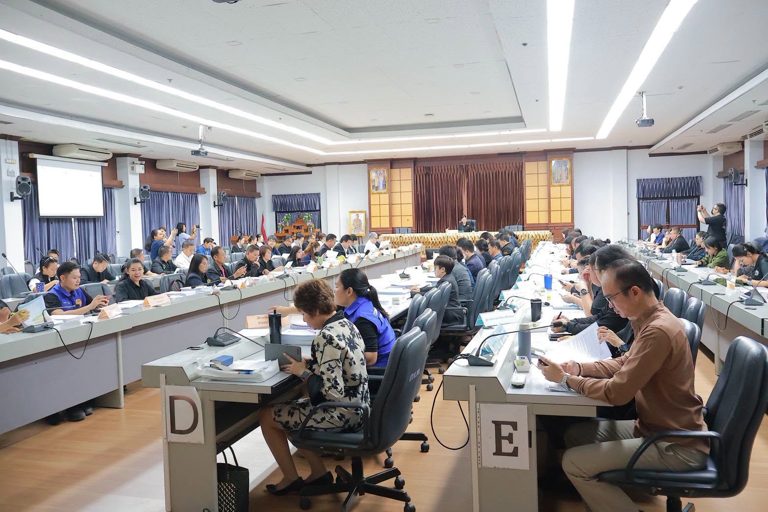 จังหวัดพะเยา เดินหน้าขับเคลื่อนการพัฒนาพื้นที่ เร่งประชุมคณะอนุกรรมการกลั่นกรองโครงการประจำปีงบประมาณ 2571 เน้นใช้งบประมาณคุ้มค่าและตอบโจทย์ความต้องการของประชาชนอย่างแท้จริง