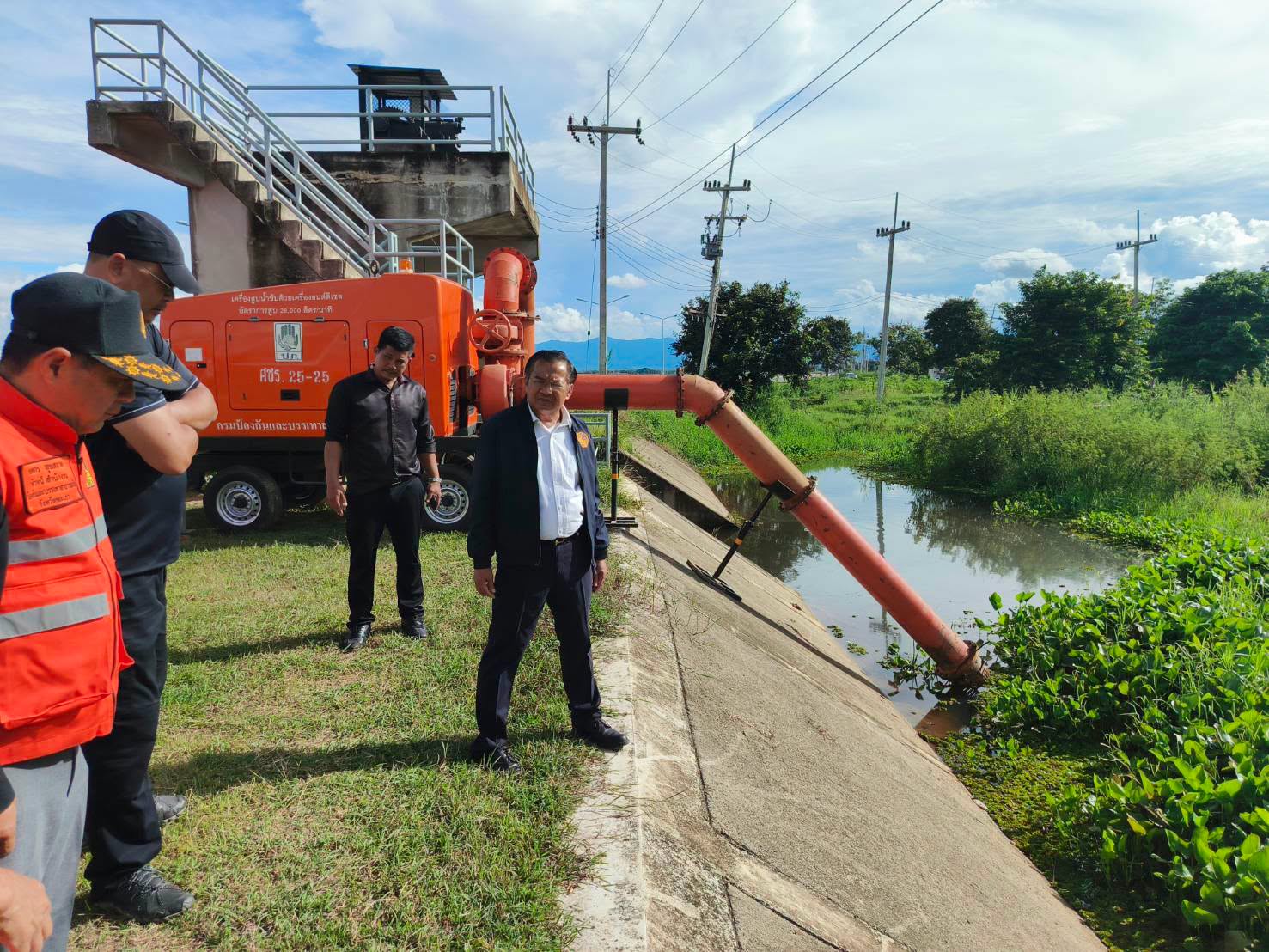 จังหวัดพะเยาผนึกกำลังทุกภาคส่วน ลงพื้นที่แก้ปัญหาน้ำท่วมขังรอการระบายในเขตอำเภอเมืองอย่างเร่งด่วน กำหนด 6 จุดสำคัญ นำเครื่องจักรขุดลอกเปิดทางน้ำ พร้อมติดตั้งเครื่องสูบน้ำพลังสูง เพื่อเร่งระบายน้ำลงสู่กว๊านพะเยา รองรับสถานการณ์ฝนตกหนัก