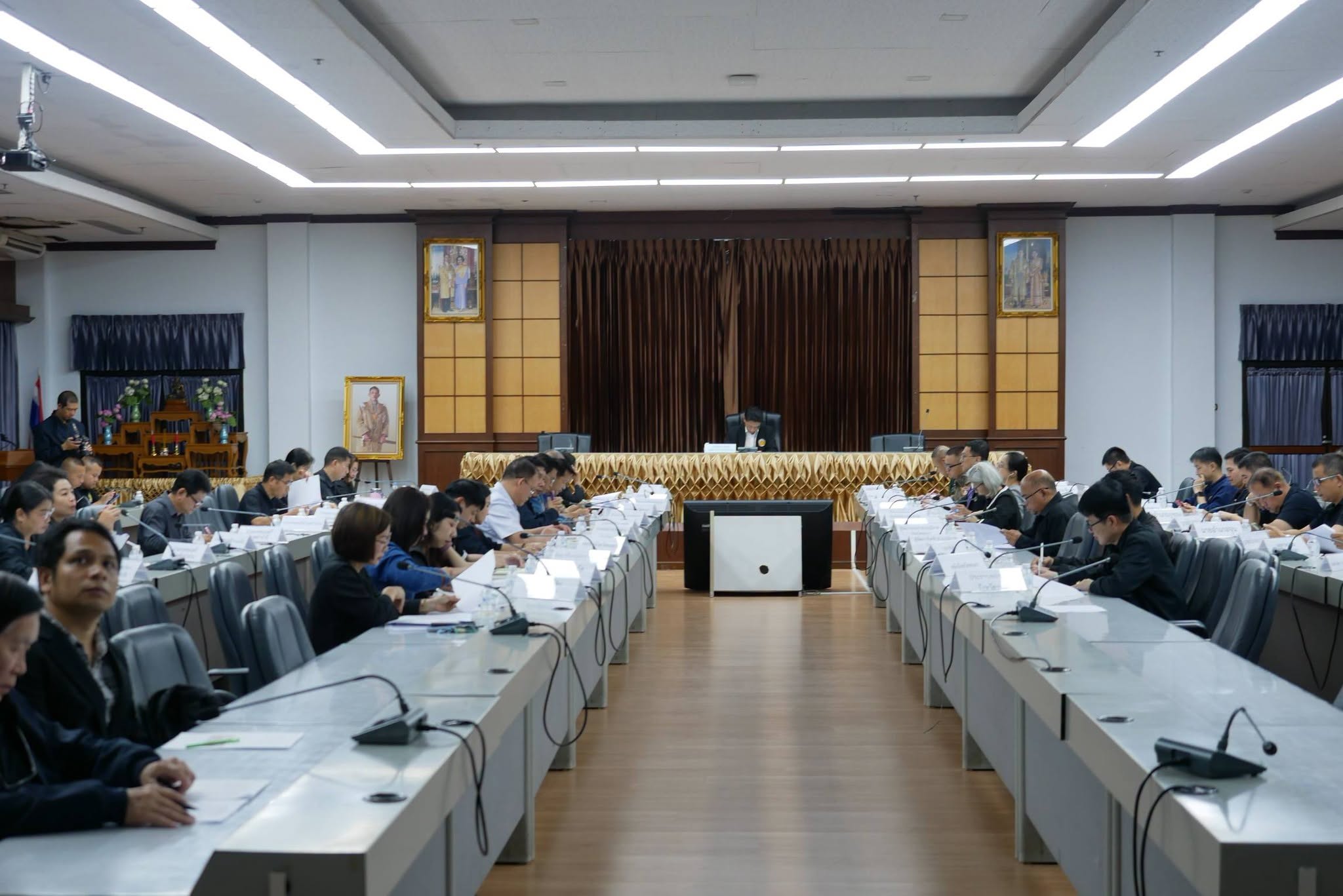 พะเยาประชุมเตรียมความพร้อมพิธีถวายดอกไม้จันทน์ งานพระราชพิธีถวายพระเพลิงพระบรมศพฯ เน้นย้ำทุกภาคส่วนจัดงานอย่างสมพระเกียรติ