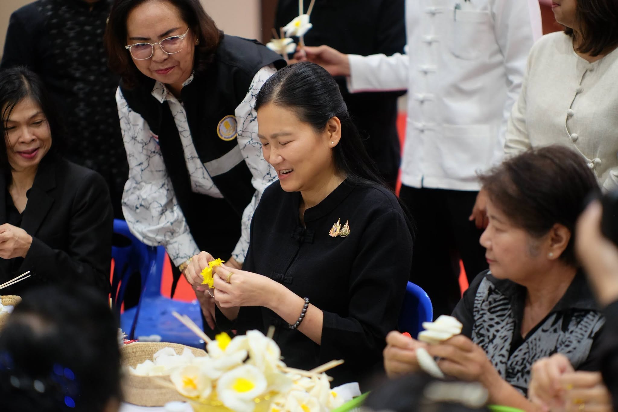 จังหวัดพะเยา นำทุกภาคส่วนร่วมฝึกทำดอกไม้จันทน์จาก "ดอกสารภี" ประจำจังหวัด เตรียมพร้อมพิธีถวายดอกไม้จันทน์ สมพระเกียรติ