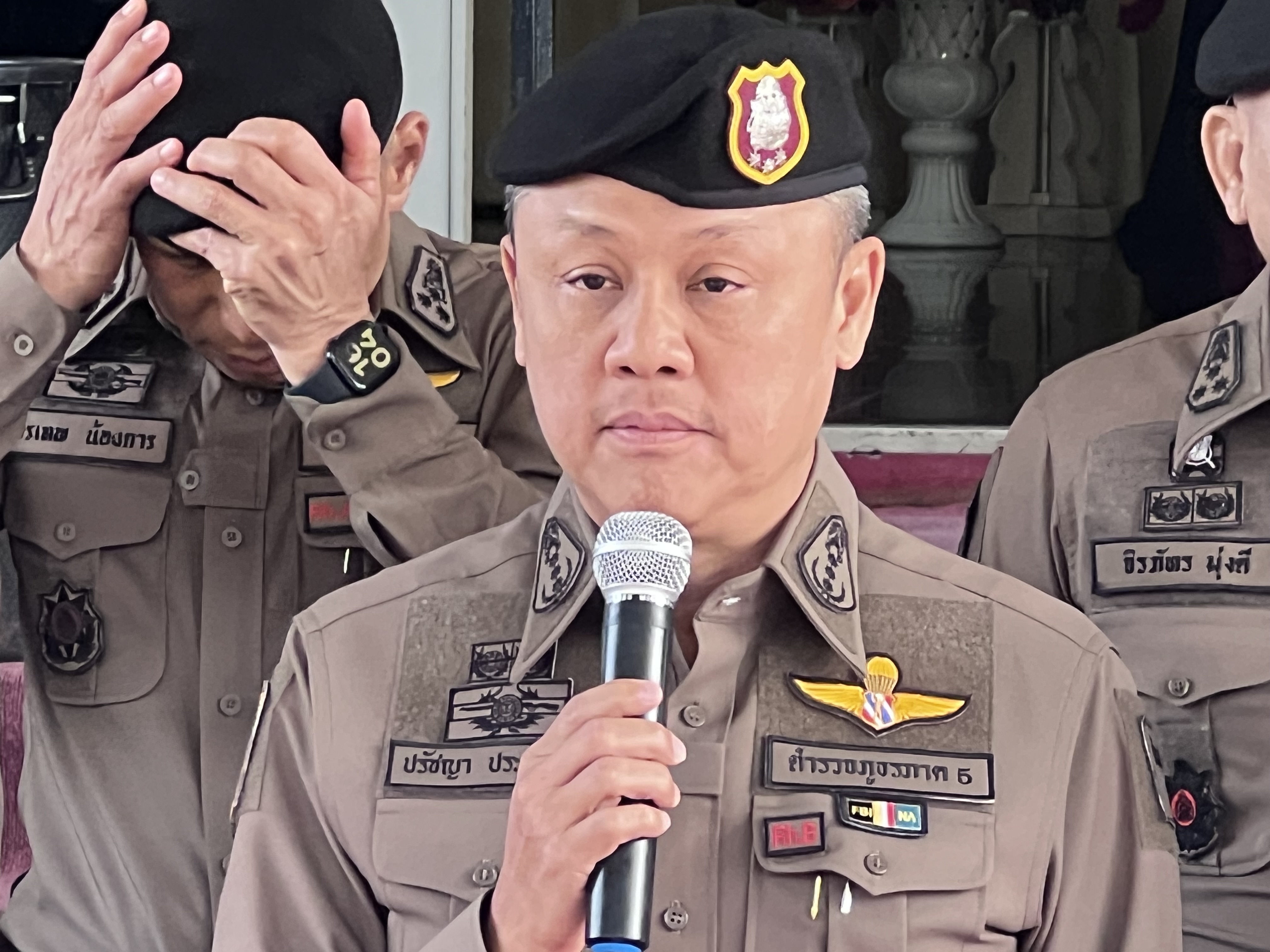 ผบช.ภ. 5 ลงพื้นที่พะเยา แถลงผลงานสกัดยาบ้า 10 ล้านเม็ด พบซุกยาบ้าในถังพลาสติกเจาะก้นถังเรียงเป็นชั้นตบตาเจ้าหน้าที่