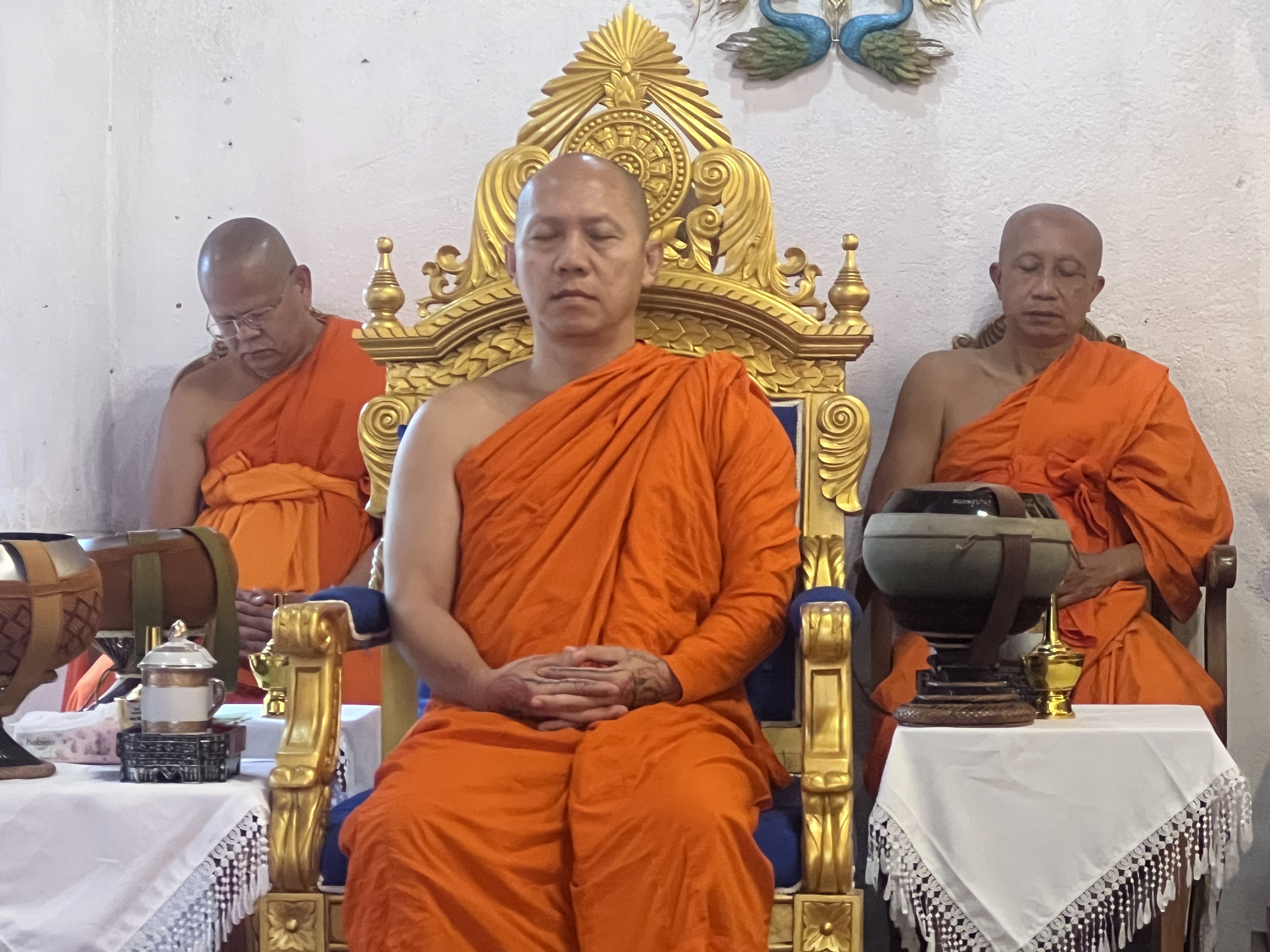 พุทธศาสนิกชนชาวพะเยา ร่วมตักบาตรเทโวโรหนะ เนื่องในโอกาสวันออกพรรษา โบราณสถานพระธาตุจอมทอง วัดศรีโคมคำ